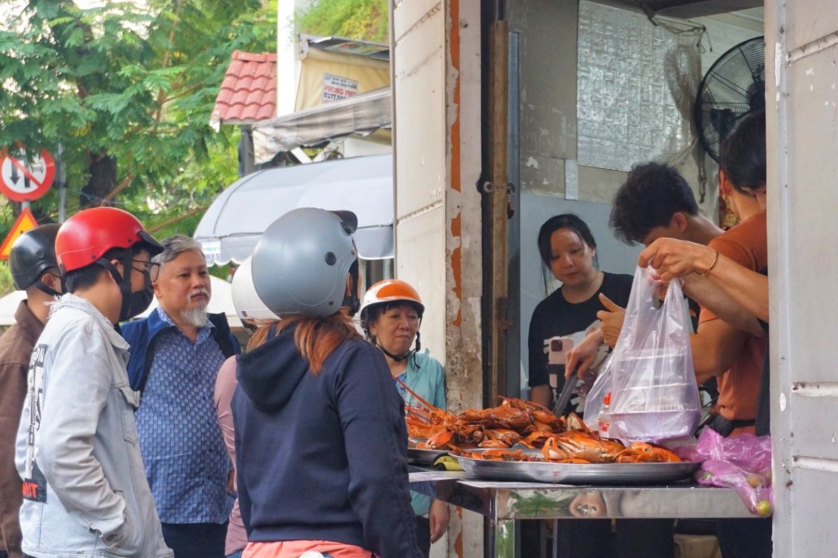 “Cơn sốt” tôm hùm vỉa hè TPHCM: Giá tiền triệu vẫn không cản được thực khách